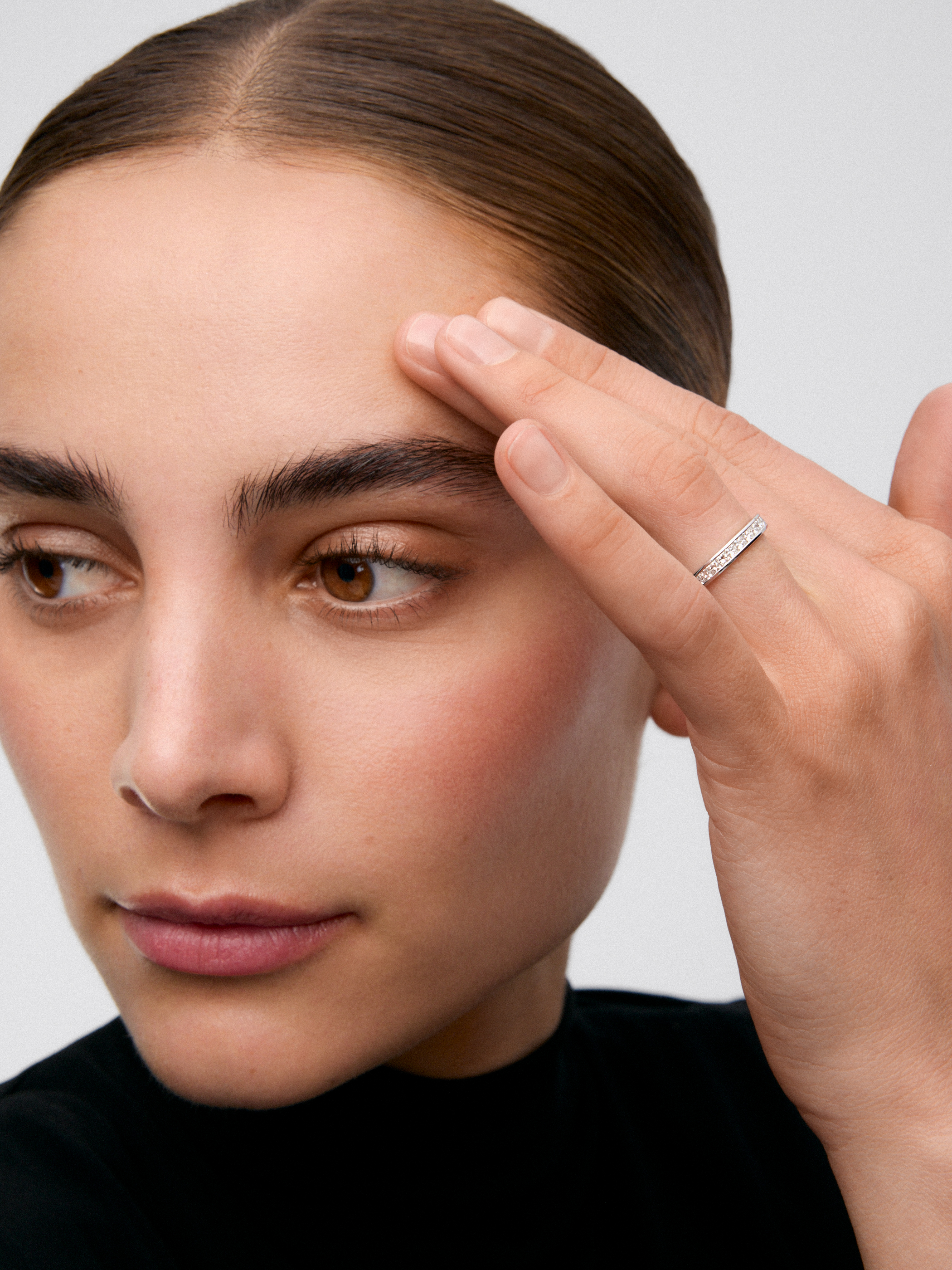 Half ring in 18K white gold with 14 princess-cut diamonds with a total of 0.7 cts
