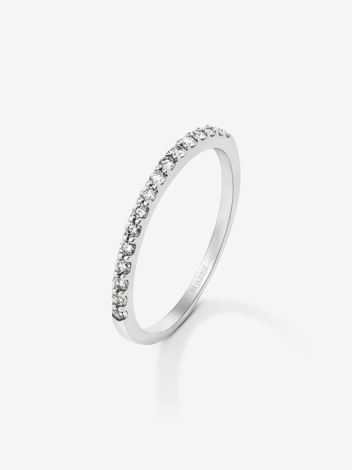Media alianza de oro blanco de 18K con 16 diamantes en talla brillante con un total de 0,2 cts