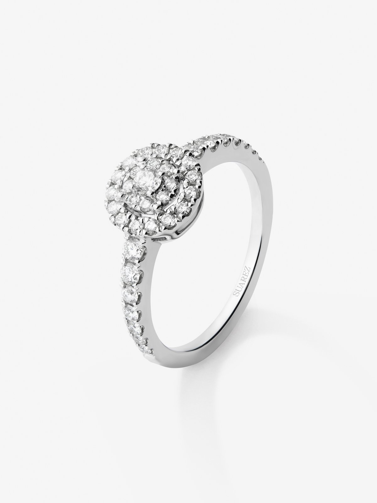 18K white gold ring with a halo of pavé diamonds