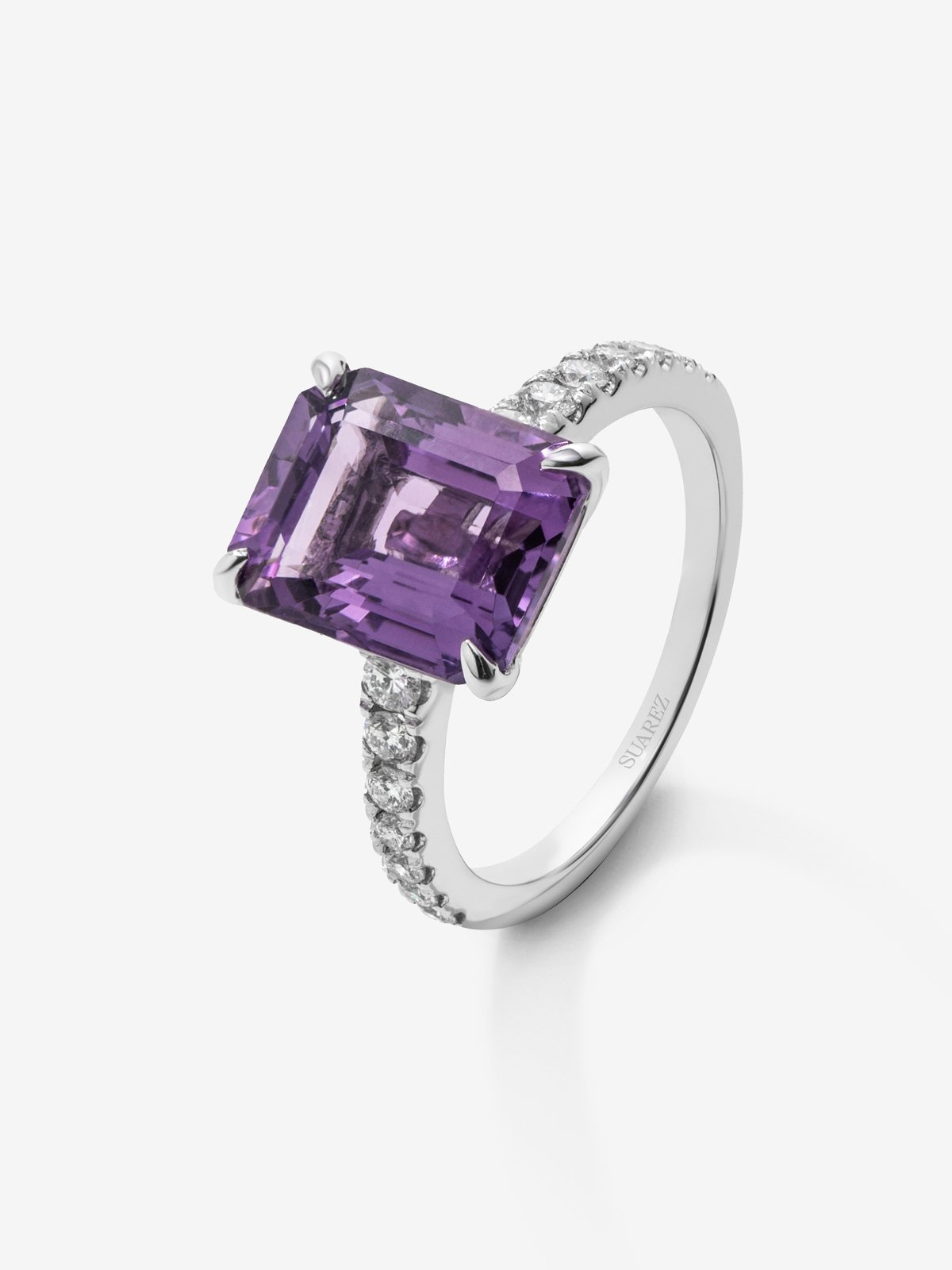 18K white gold ring with emerald-cut purple amethyst of 4.25 cts and 14 brilliant-cut diamonds with a total of 0.32 cts