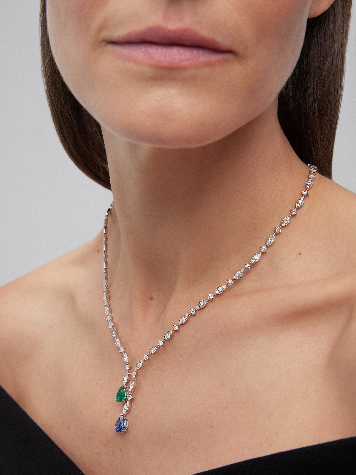 Collar de oro blanco de 18K con zafiro azul intenso en talla pera de 1,76 cts, esmeralda verde en talla pera de 0,96 cts y diamantes en talla brillante de 6,48 cts
