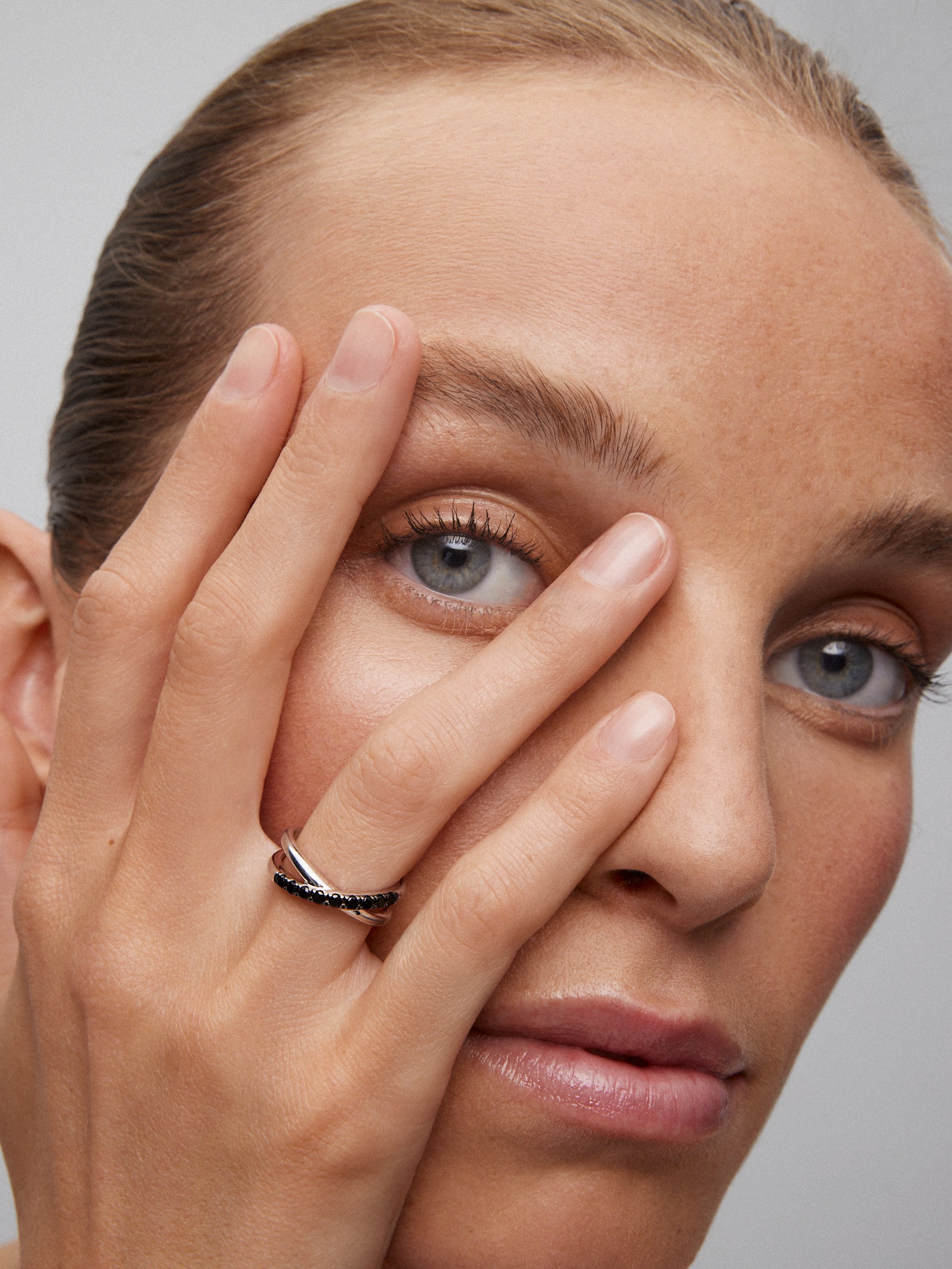 925 silver cross ring with 9 brilliant-cut black spinels with a total of 0.24 cts