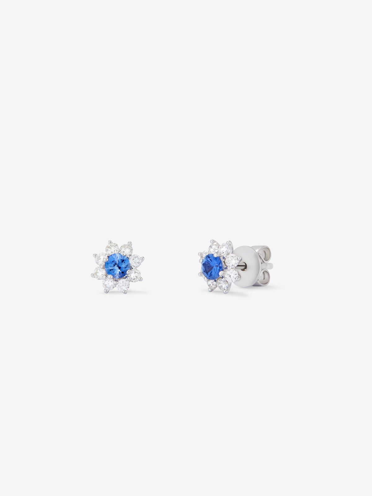 18K white gold earrings with 2 blue sapphires with a total of 0.43 cts and 16 brilliant-cut diamonds with a total of 0.44 cts in a star shape