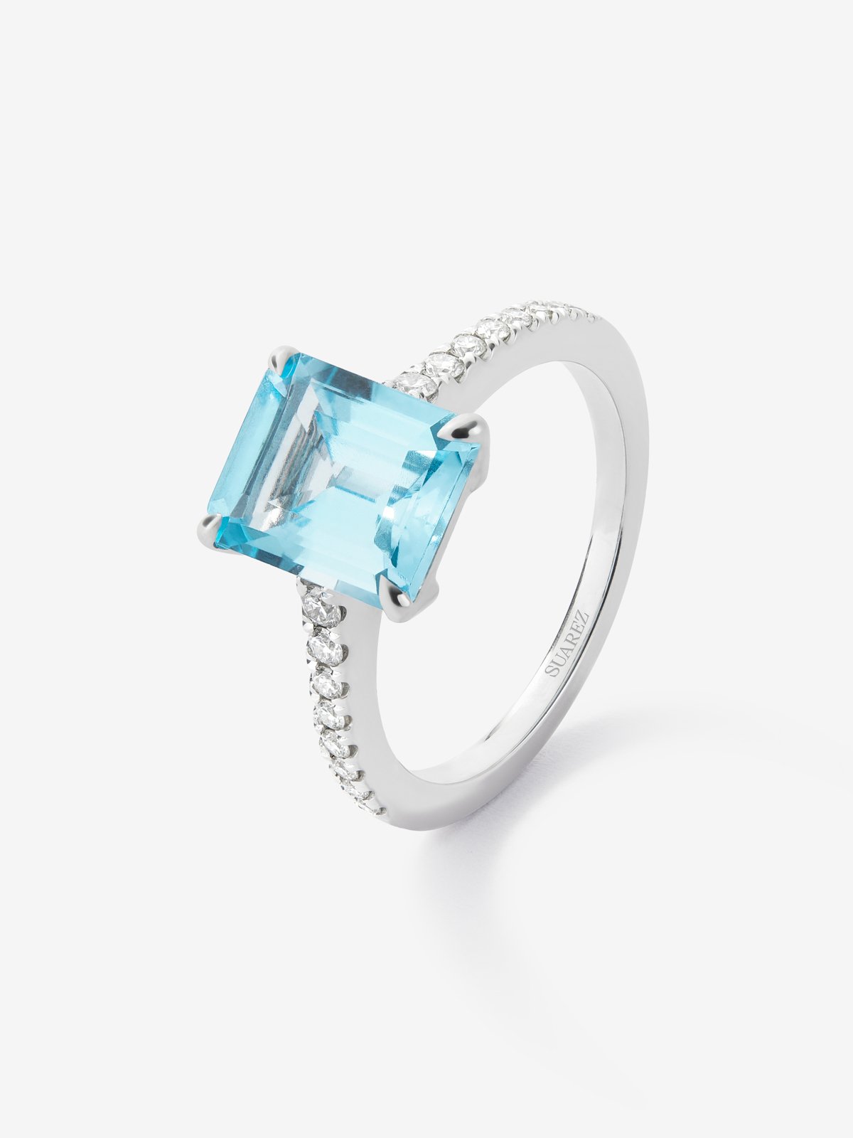 18K white gold ring with sky blue topaz in octagonal cut of 3.42 cts and brilliant cut diamonds with a total of 0.19 cts