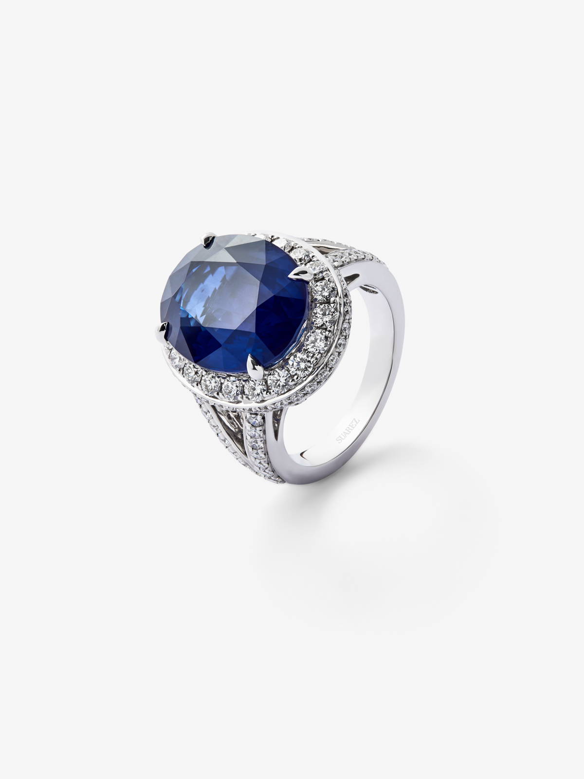 Anillo de oro blanco de 18K con zafiro azul en talla oval de 12,64 cts y diamantes en talla brillante de 1,61 cts