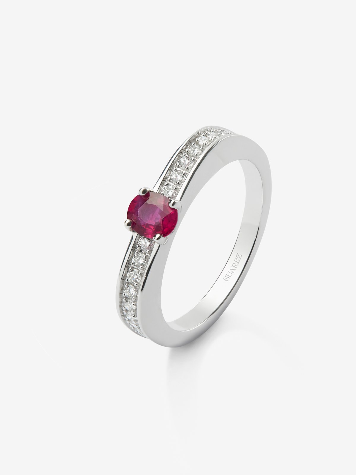 Anillo de oro blanco de 18K con rubí rojo en talla oval de 0,42 cts y 22 diamantes en talla brillante con un total de 0,16 cts