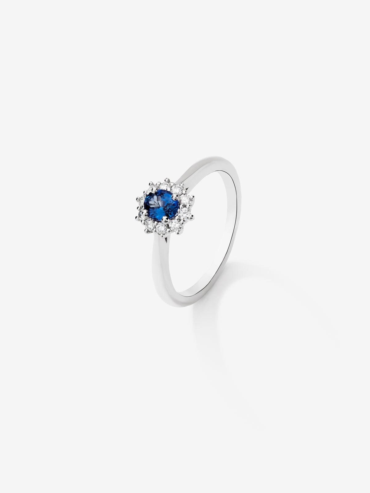 18K white gold ring with oval-cut royal blue sapphire and brilliant-cut diamonds