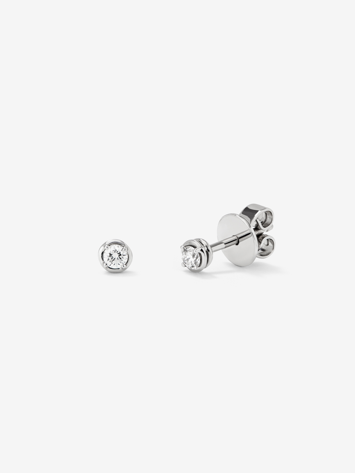 18K white gold earrings with solitaire diamond