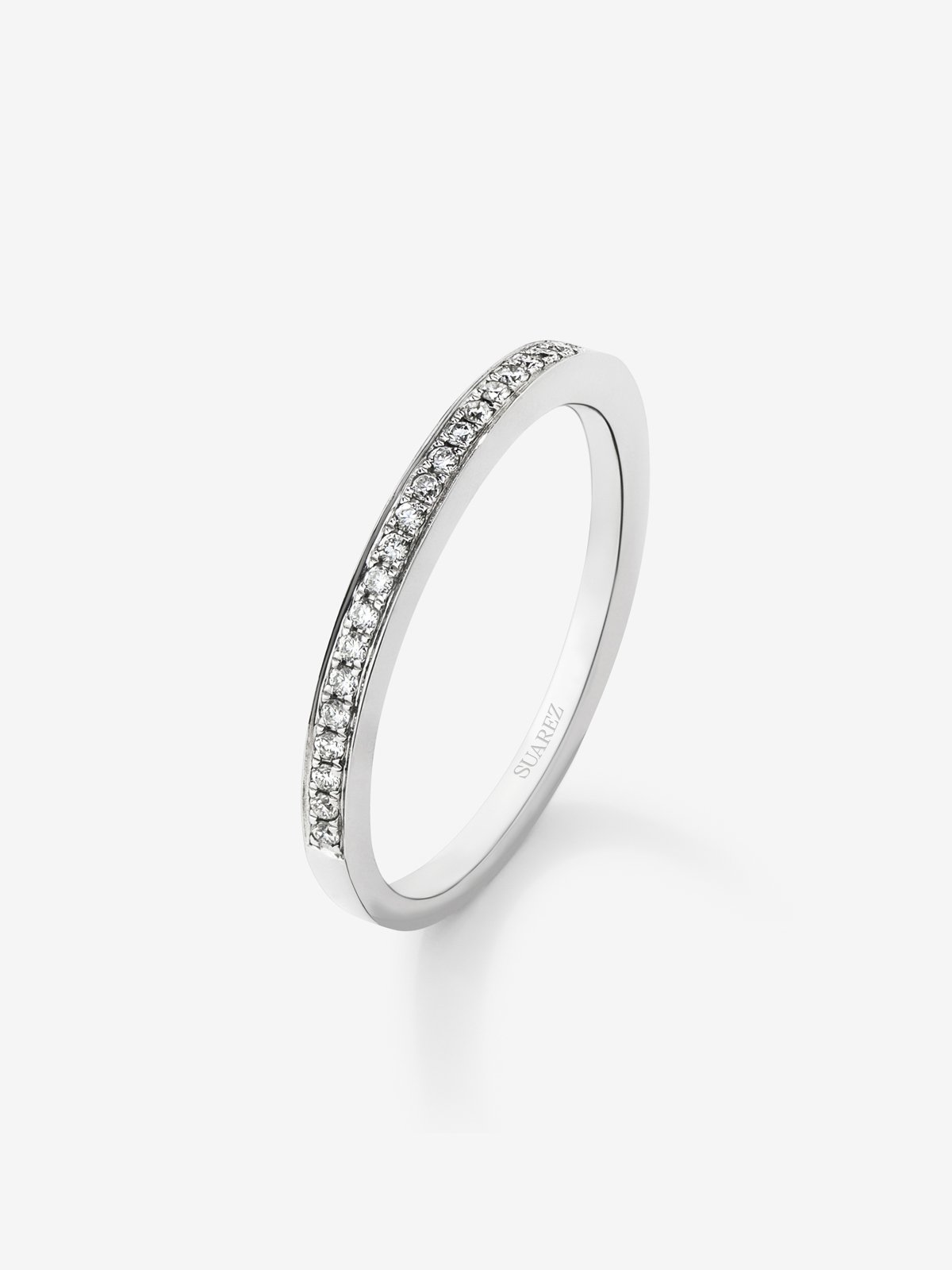 Media alianza de oro blanco de 18K con 24 diamantes en talla brillante con un total de 0,12 cts