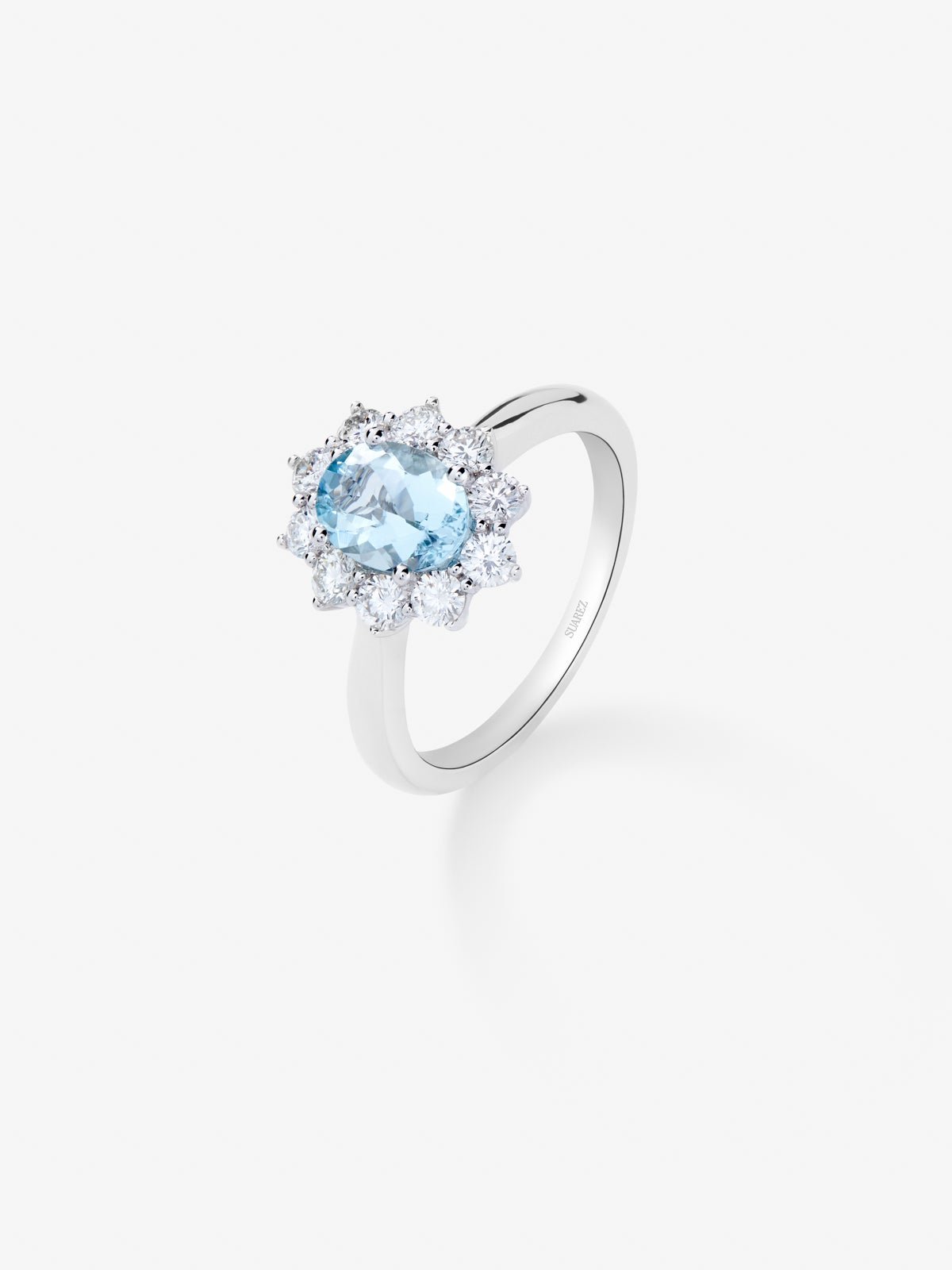 18K white gold ring with oval-cut aquamarine of 1.08 cts and 10 brilliant-cut diamonds with a total of 0.63 cts