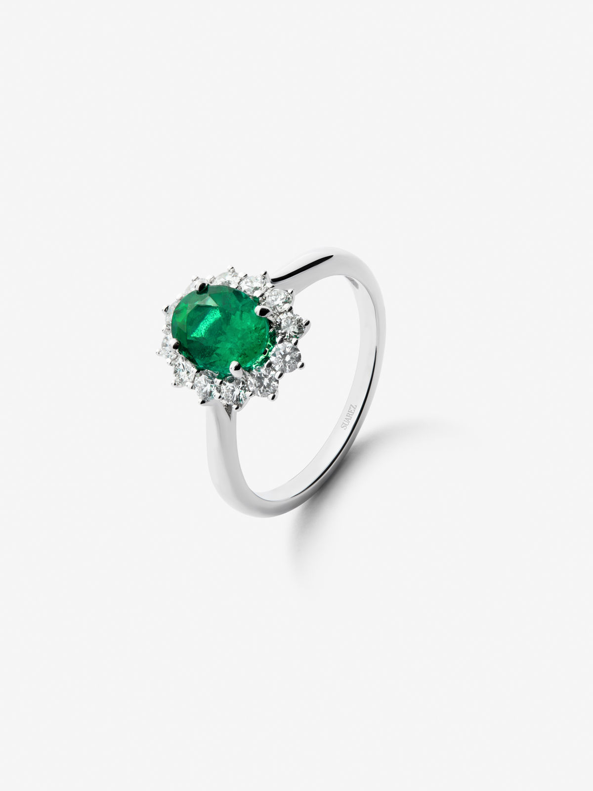 18K white gold ring with oval-cut green emerald of 1.42 cts and 12 brilliant-cut diamonds with a total of 0.45 cts