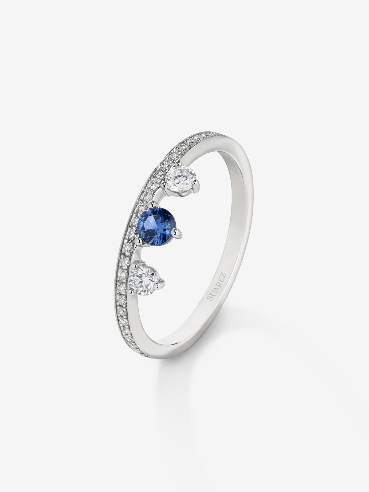 18K white gold ring with sapphire and diamonds