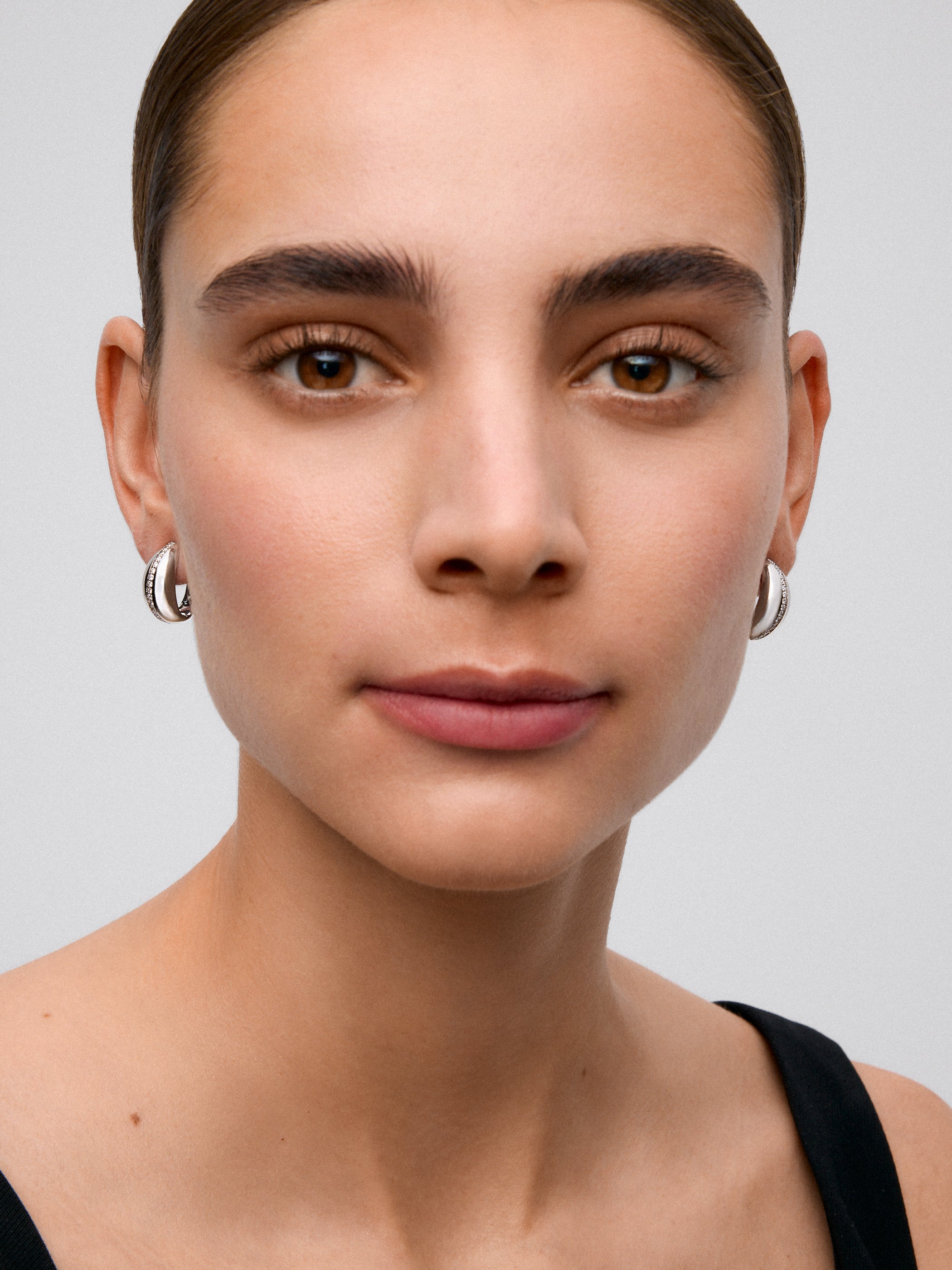 18K White Gold Hoop Earrings with Brilliant-Cut Pavé Diamonds