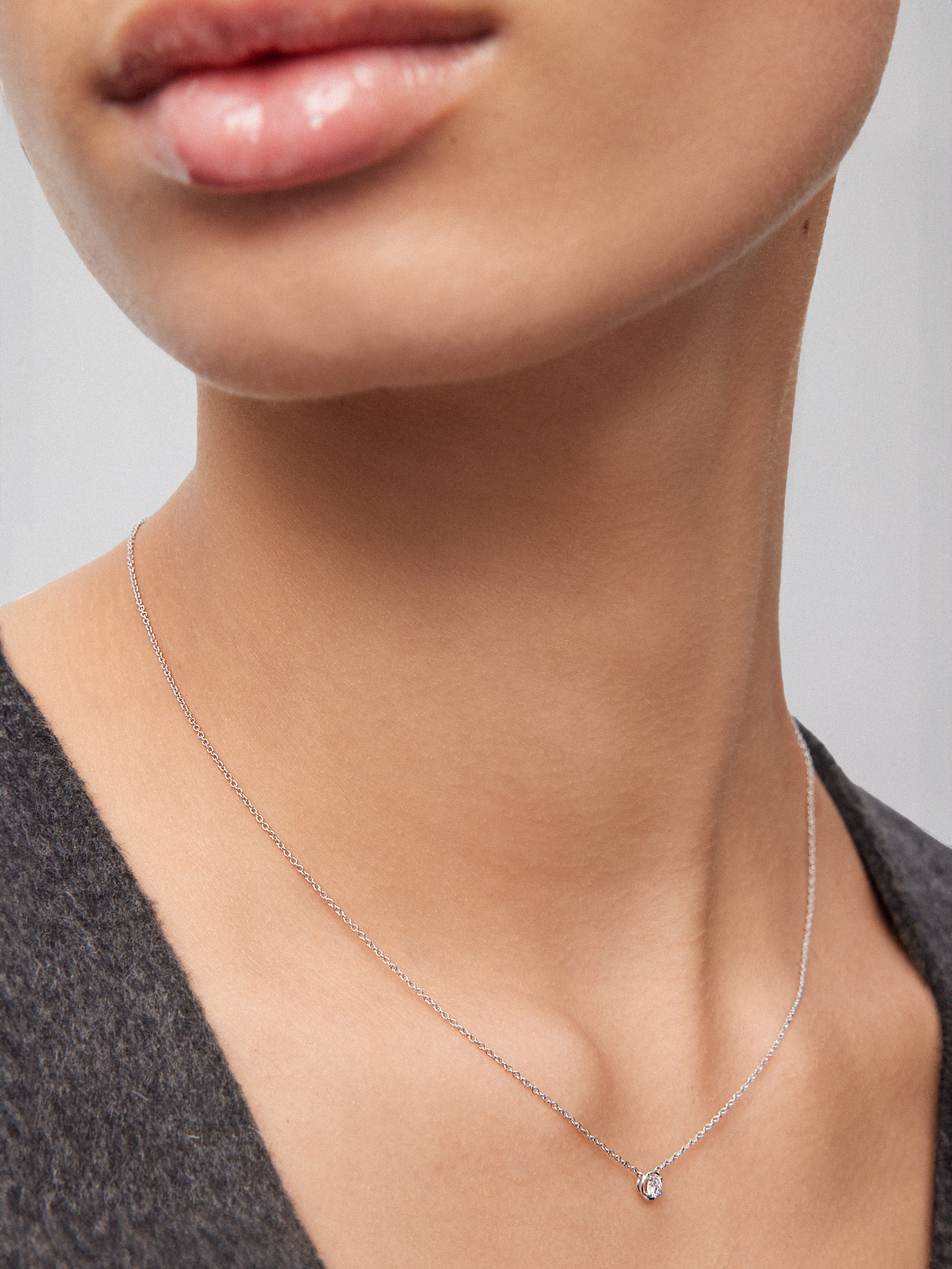 18K white gold chain pendant with solitary diamond