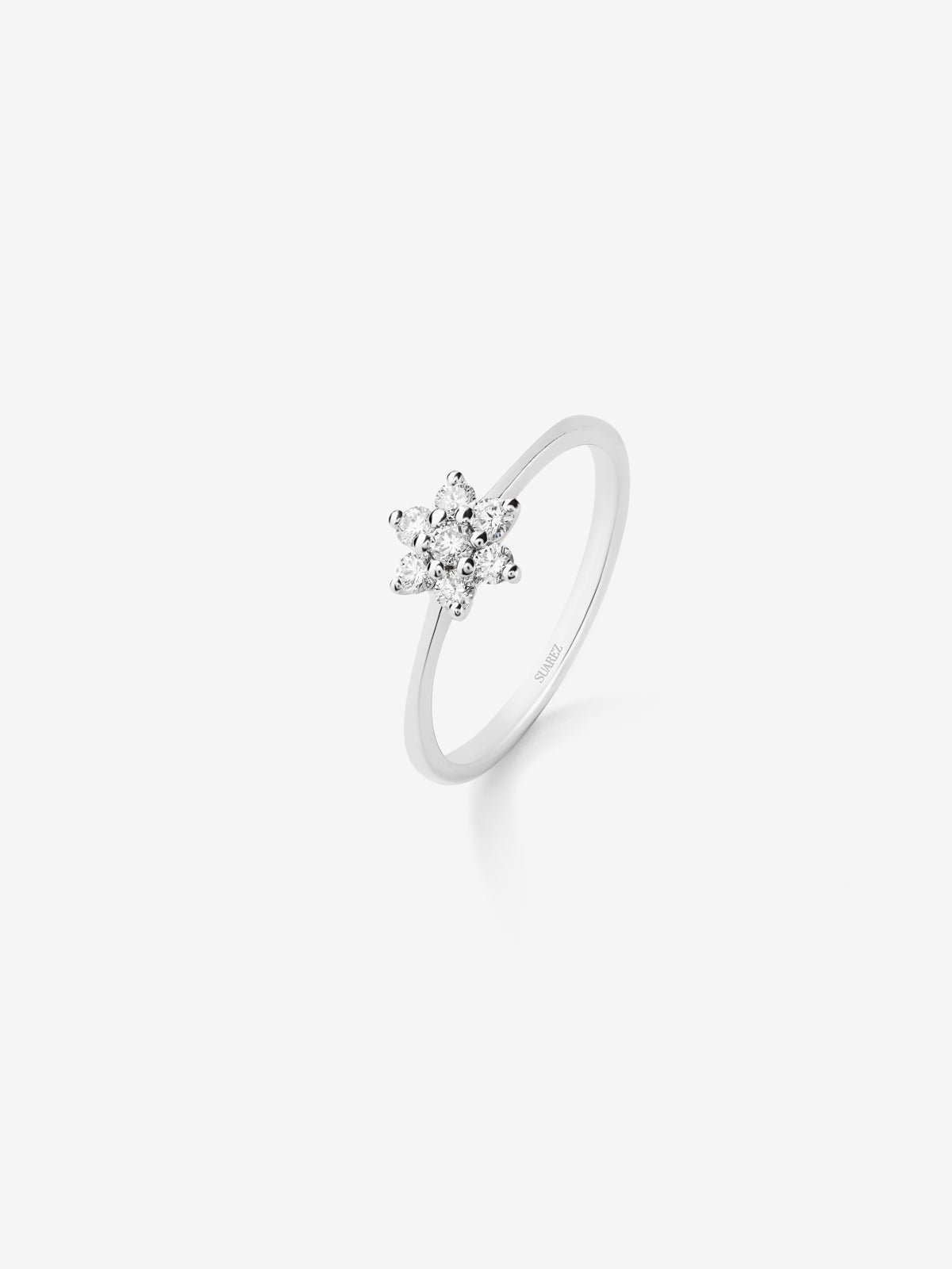 18K white gold ring with 7 brilliant-cut diamonds with a total of 0.24 cts and star shape