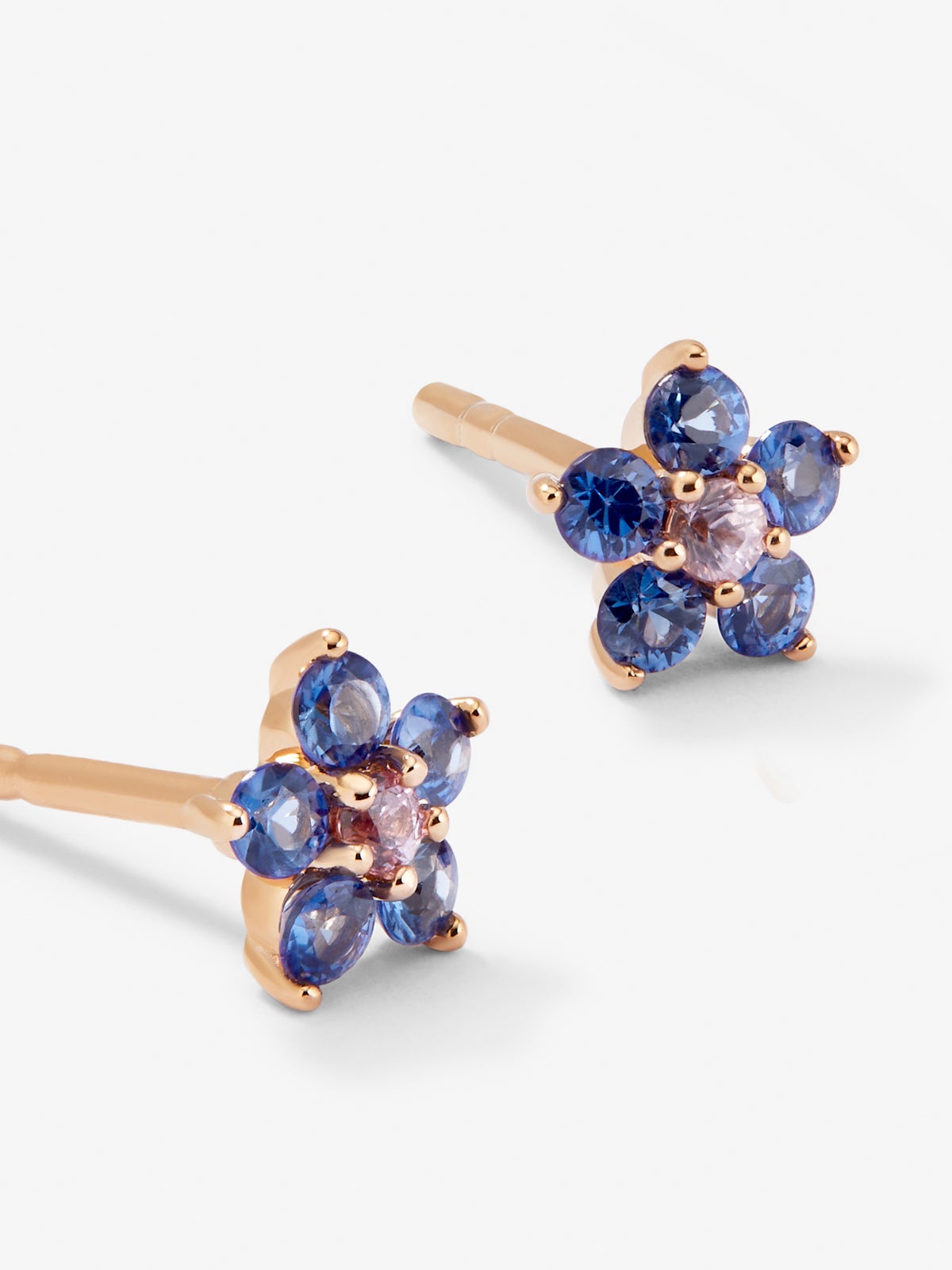 Pendientes de oro rosa de 18K con zafiros azules y rosas en talla brillante en forma de flor