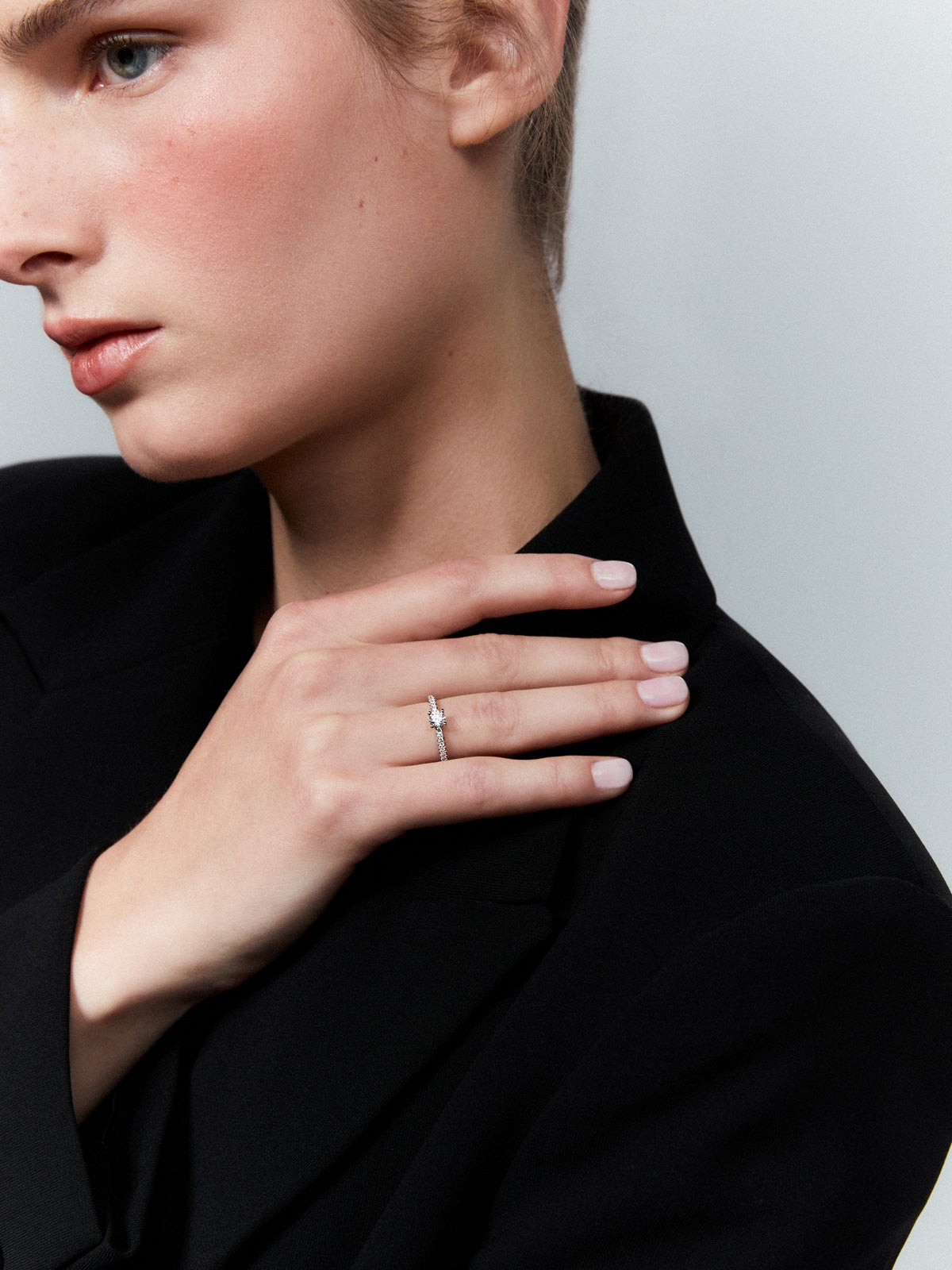 Anillo solitario de compromiso de oro blanco de 18K con diamantes