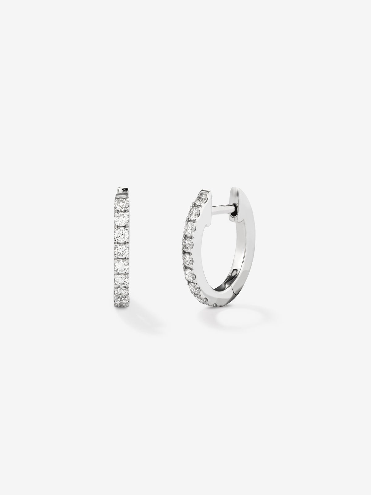 18K white gold earrings with 18 brilliant-cut diamonds with a total of 0.26 cts