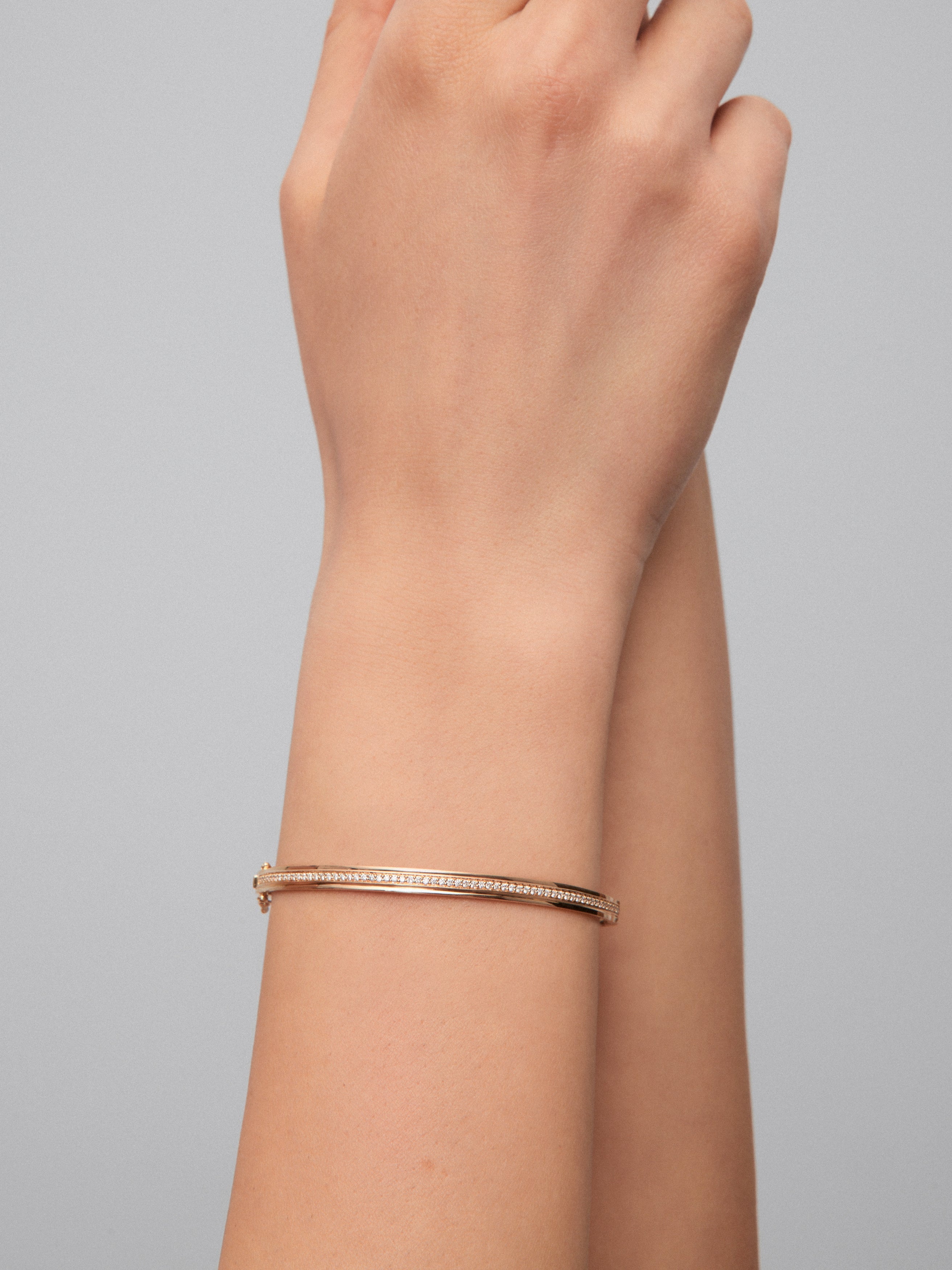 Pulsera rígida de oro amarillo de 18K con 64 diamantes en talla brillante con un total de 0,38 cts