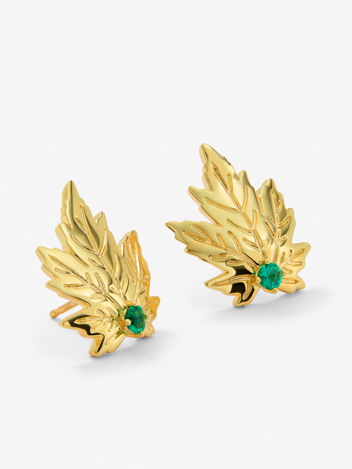 Pendientes de oro amarillo de 18K con 2 esmeraldas centrales en talla brillante con un total de 0,33 cts y forma de hoja de arce