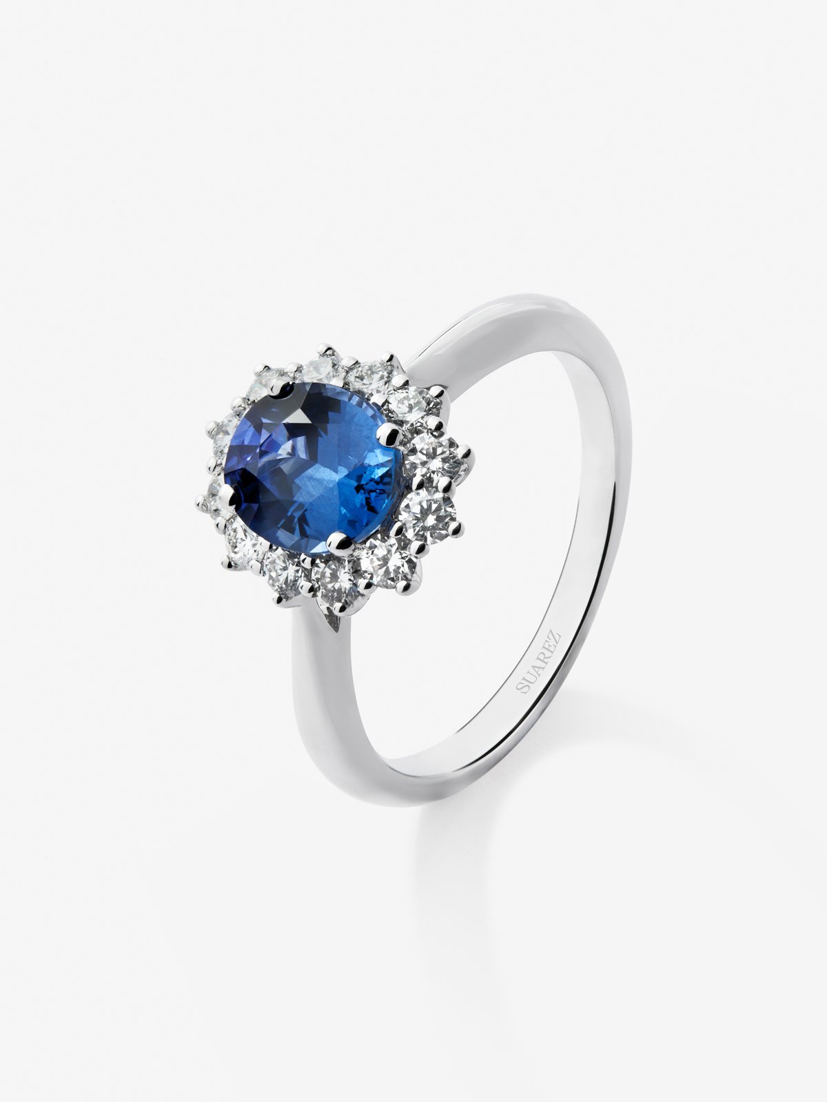 18K white gold ring with oval-cut blue sapphire of 1.5 cts and 12 brilliant-cut diamonds with a total of 0.53 cts