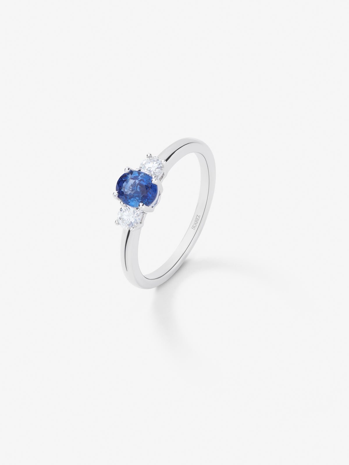 18K white gold triple ring with oval-cut sapphire of 0.49 cts and 2 brilliant-cut diamonds with a total of 0.2 cts