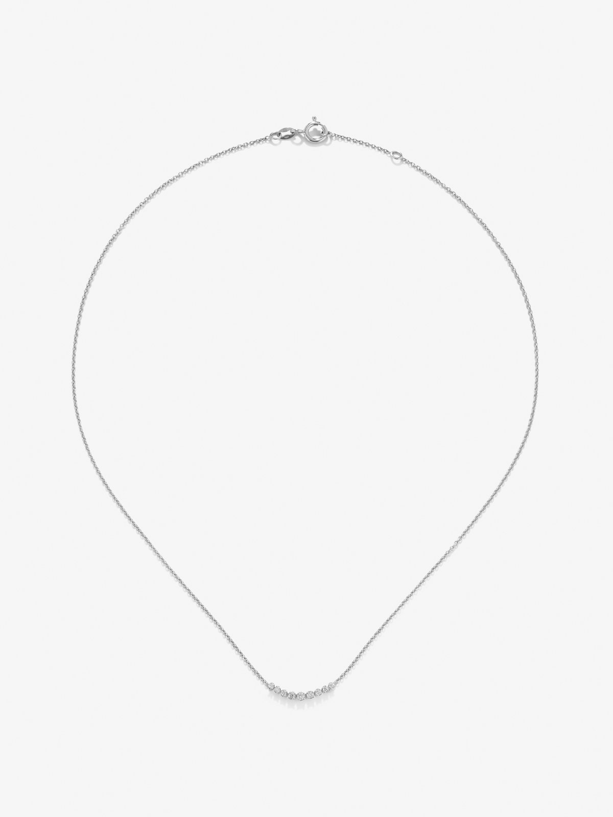 Collar de oro blanco de 18K con 9 diamantes en talla brillante con un total de 0,26 cts
