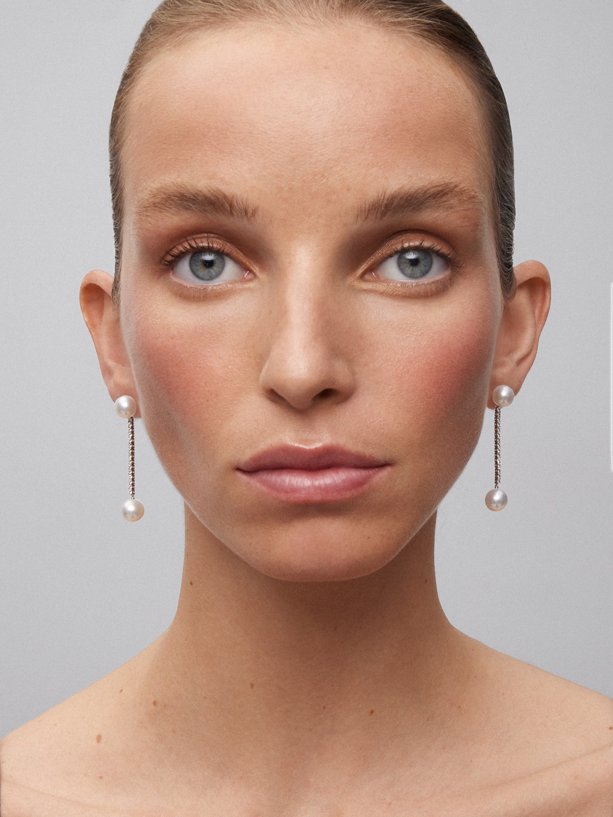 Long 18K white gold pendant earrings with diamond and pearl.