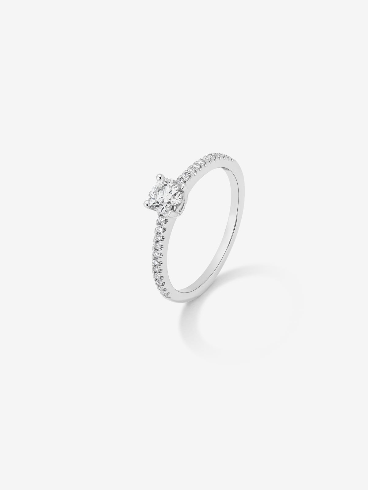 Anillo solitario de compromiso de oro blanco de 18K con diamantes