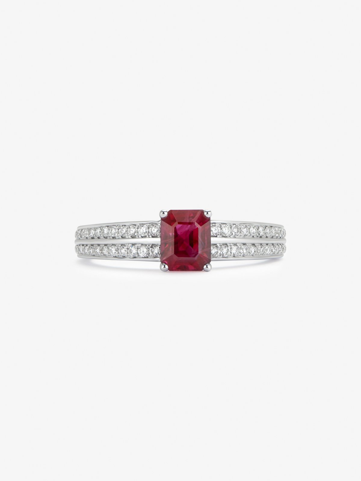 Anillo de oro blanco de 18K con rubí en talla octogonal de 1,006 cts y 52 diamantes en talla brillante con un total de 0,19 cts