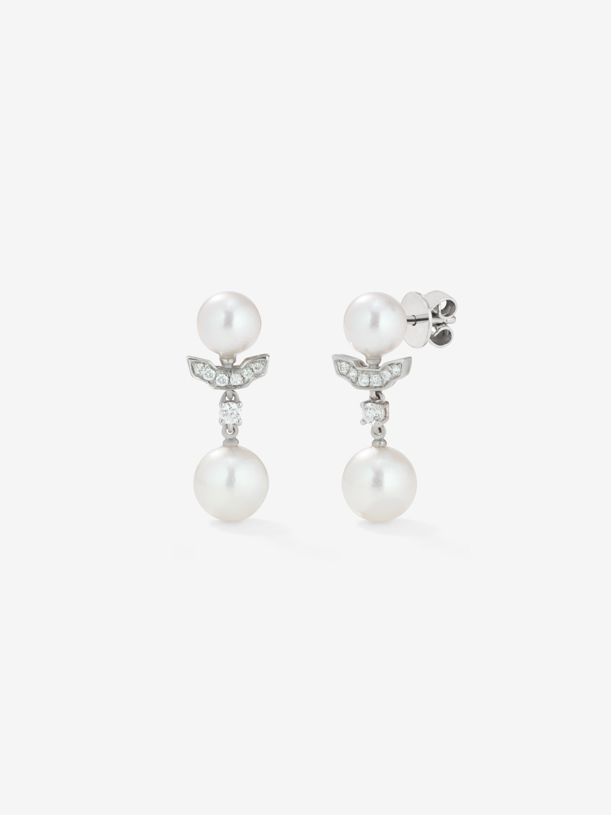 18K white gold earrings with 2 akoya pearls and 14 brilliant-cut diamonds with a total of 0.09 cts