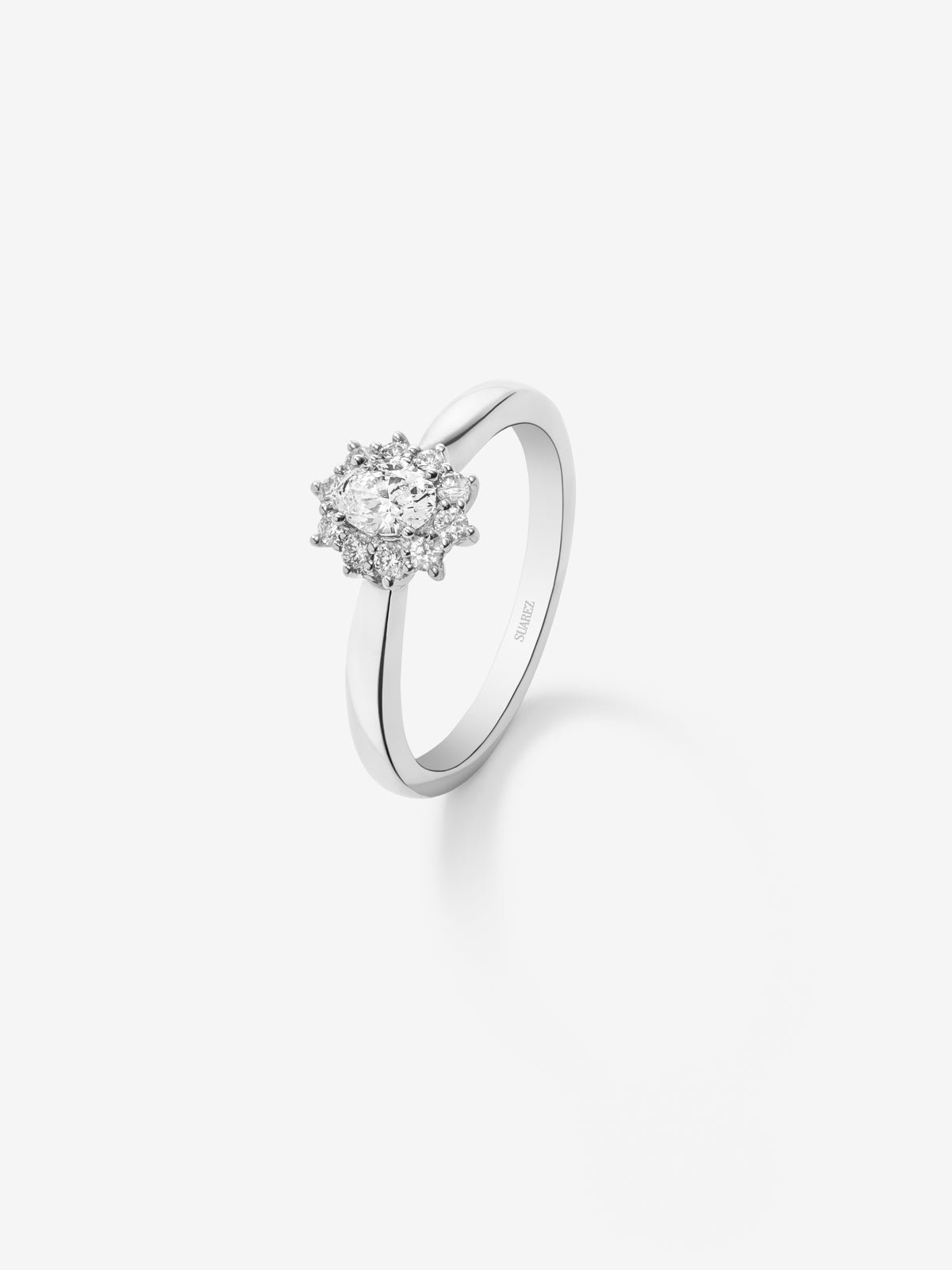 18K white gold ring with a central oval-cut white diamond of 0.3 cts and a border of 10 brilliant-cut diamonds with a total of 0.18 cts