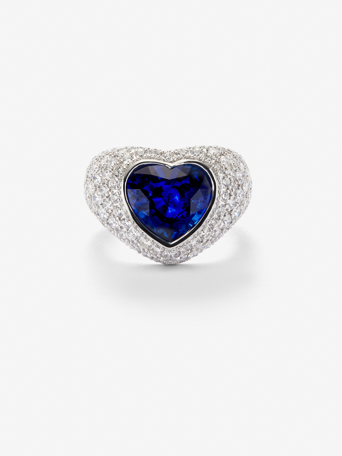 18K White Gold Ring with white diamond pavement in 2.22 cts and blue sapphire in 4.47 cts heart