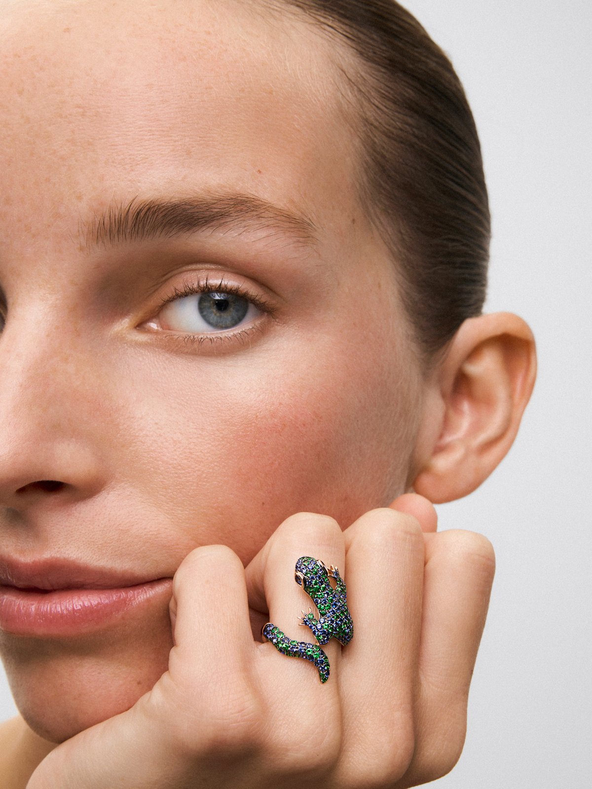 18K rose gold ring with 79 brilliant-cut tsavorites with a total of 1.35 cts and 81 brilliant-cut blue sapphires with a total of 1.35 cts in the shape of a salamander