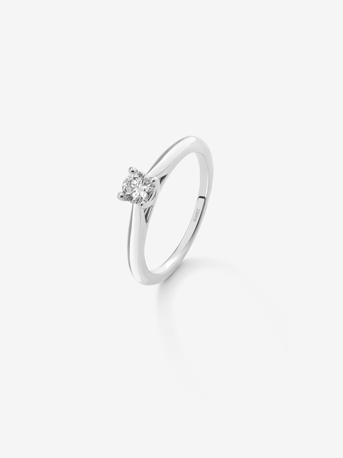 Anillo solitario de oro blanco de 18K con diamante blanco en talla brillante de 0,4 cts