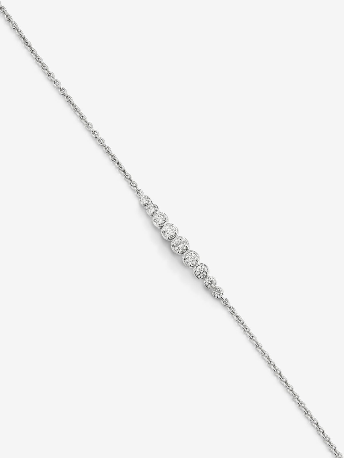 Pulsera de oro blanco de 18K con 9 diamantes en talla brillante con un total de 0,29 cts