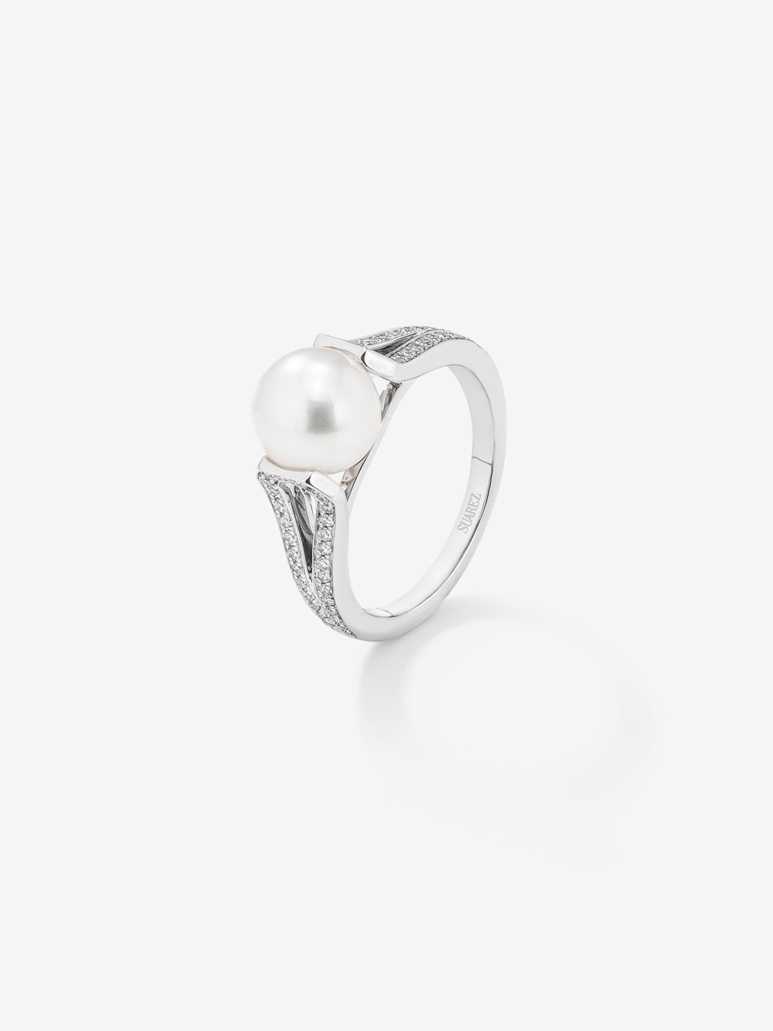 18K white gold ring with 8mm akoya pearl and 60 brilliant-cut diamonds with a total of 0.23 cts