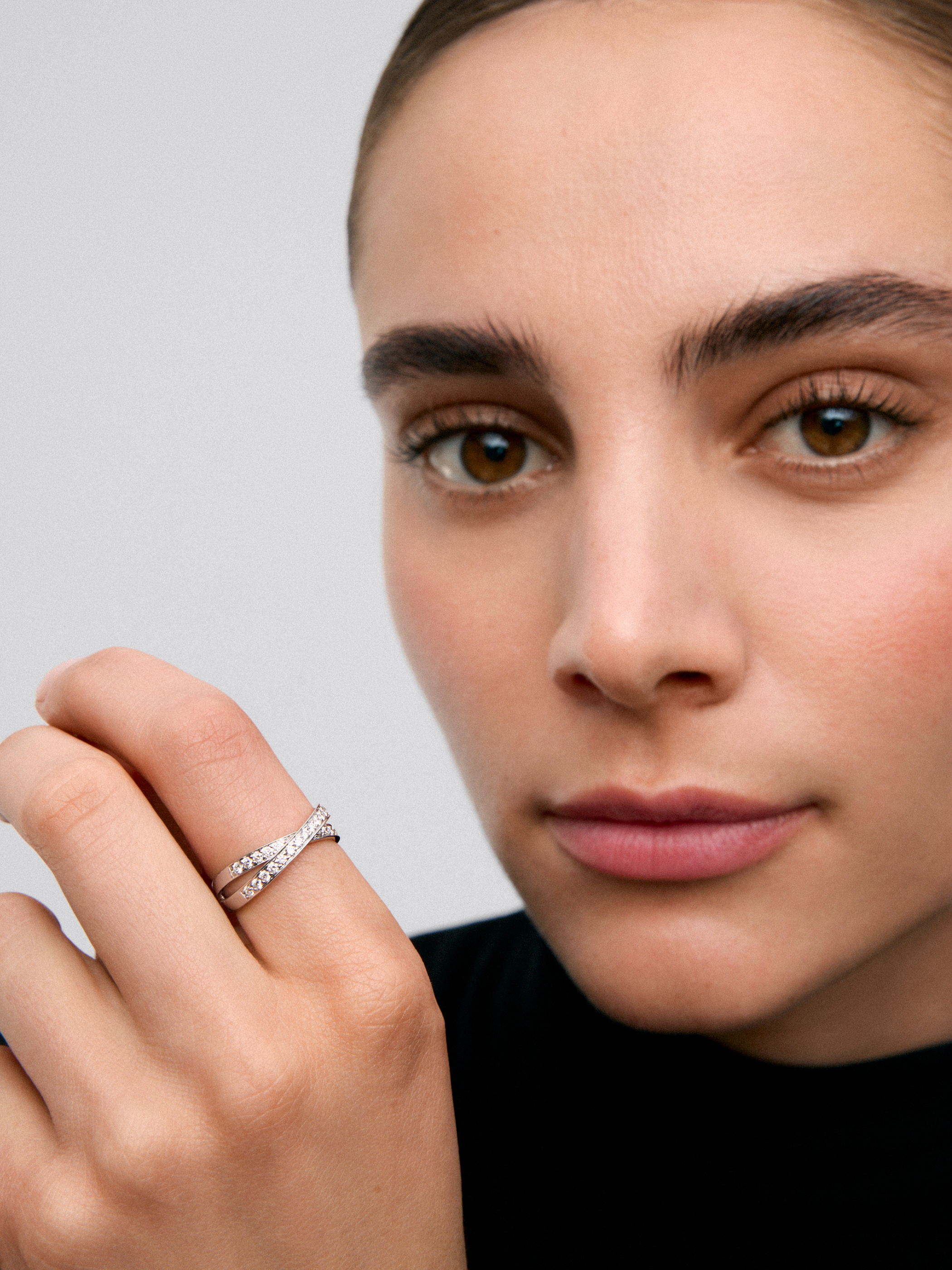 Anillo cruzado de oro blanco de 18K con 30 diamantes en talla brillante con un total de 0,48 cts