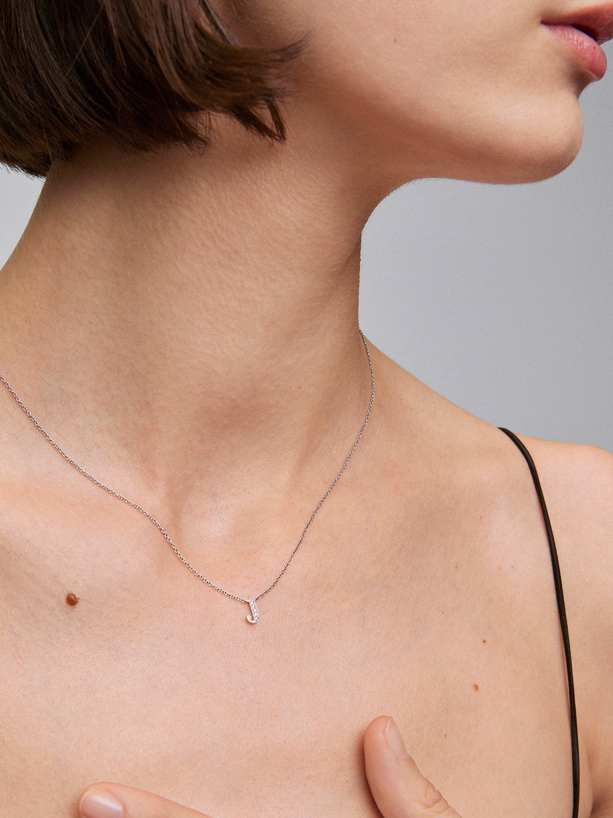 Colgante cadena con inicial pequeña de oro blanco de 18K y diamantes