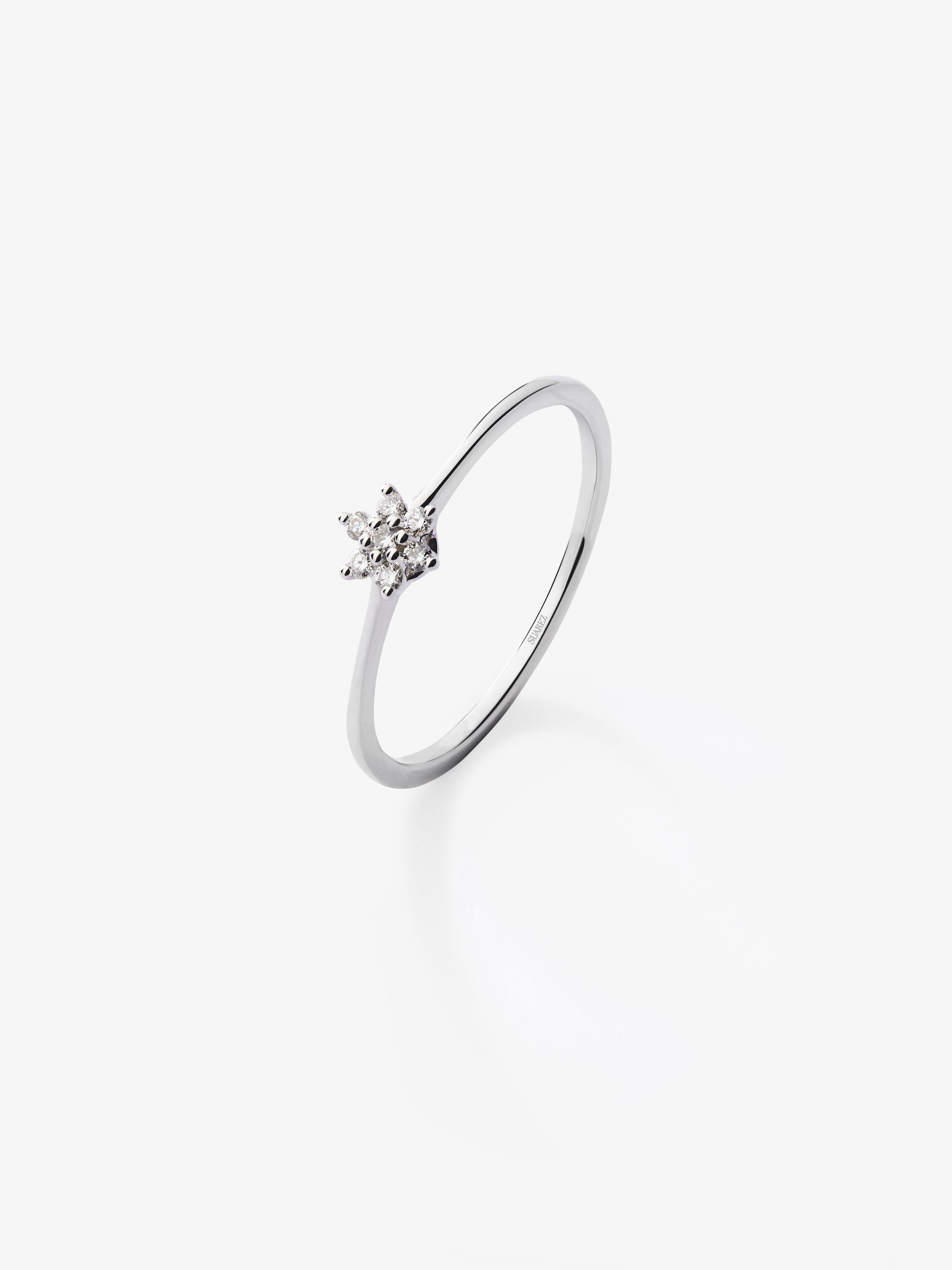 18K white gold ring with 7 brilliant-cut diamonds with a total of 0.07 cts and star shape