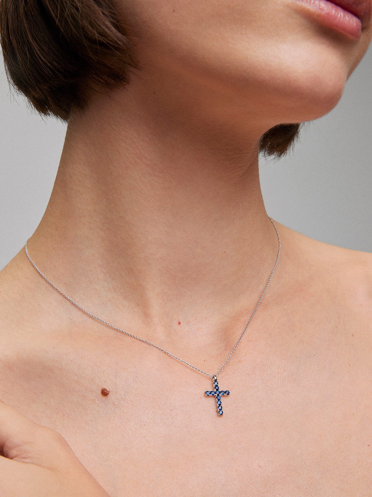 18K White Gold Cross chain with sapphire