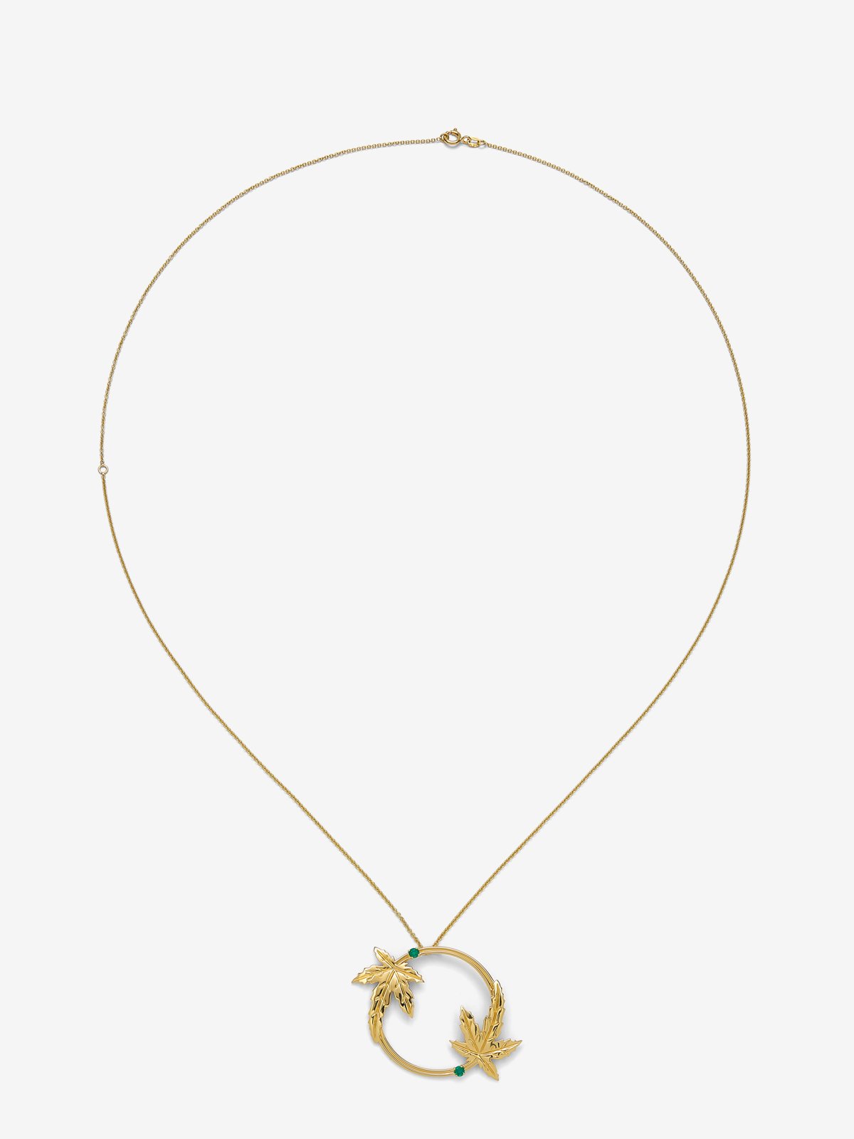 Colgante de oro amarillo de 18K con dos esmeraldas en talla brillante con un total de 0,29 cts y forma de hojas de arce
