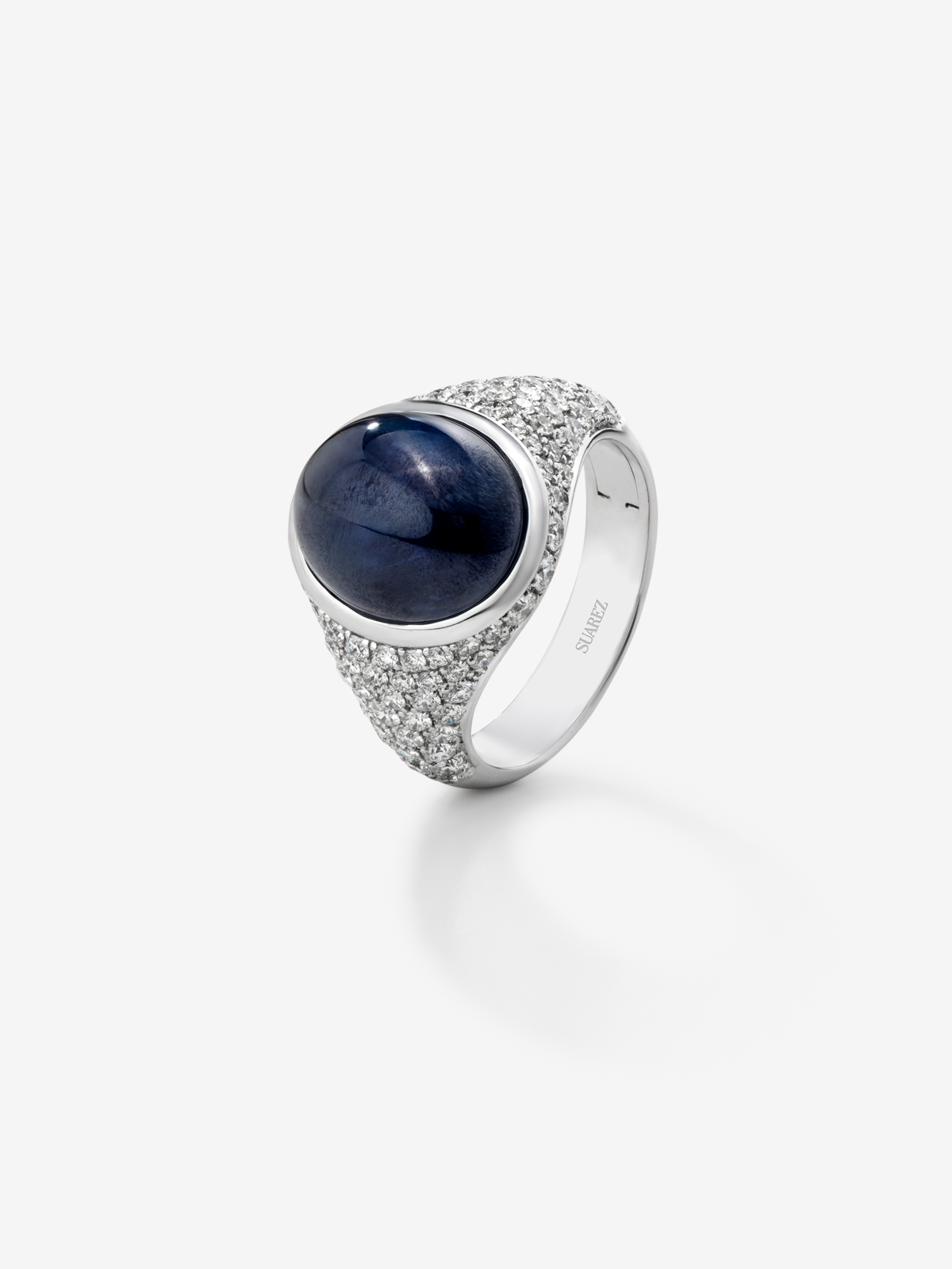 18K white gold ring with blue sapphire