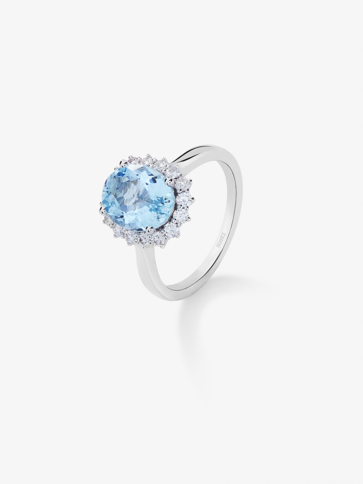 18K white gold ring with oval-cut aquamarine of 4.29 cts and 16 brilliant-cut diamonds with a total of 0.77 cts