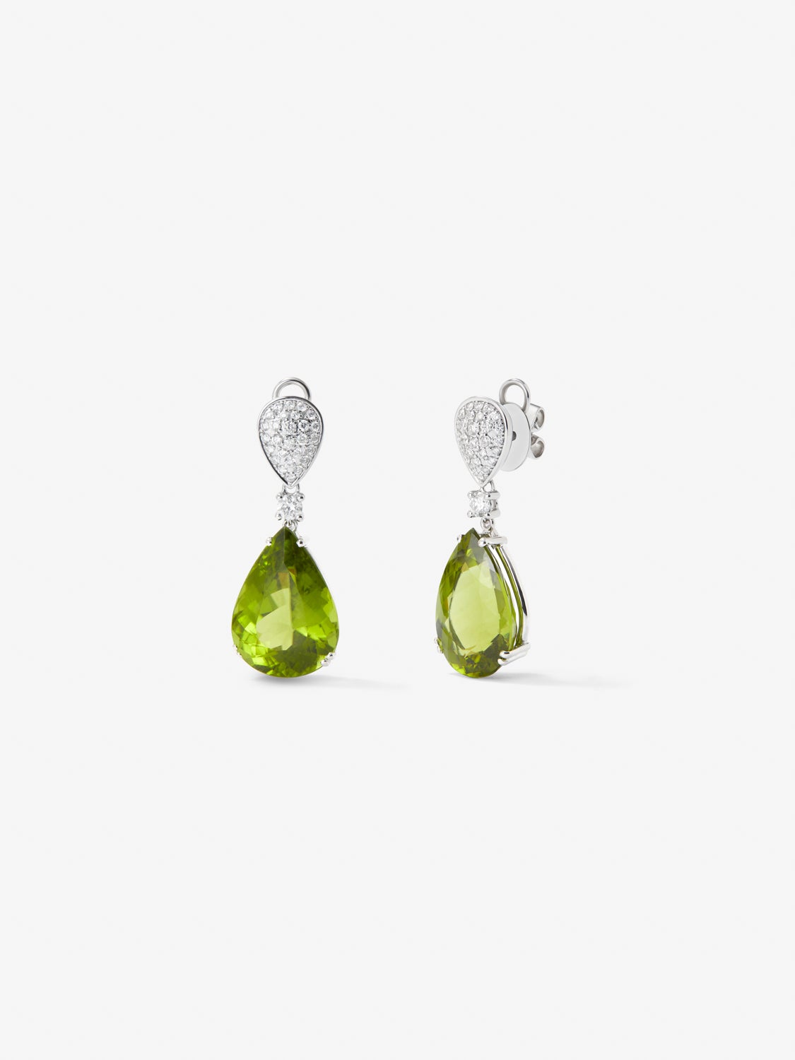 Pendientes de oro blanco de 18K con 56 diamantes en talla brillante con un total de 0,55 cts y 2 peridotos verdes en talla pera con un total de 31,02 cts