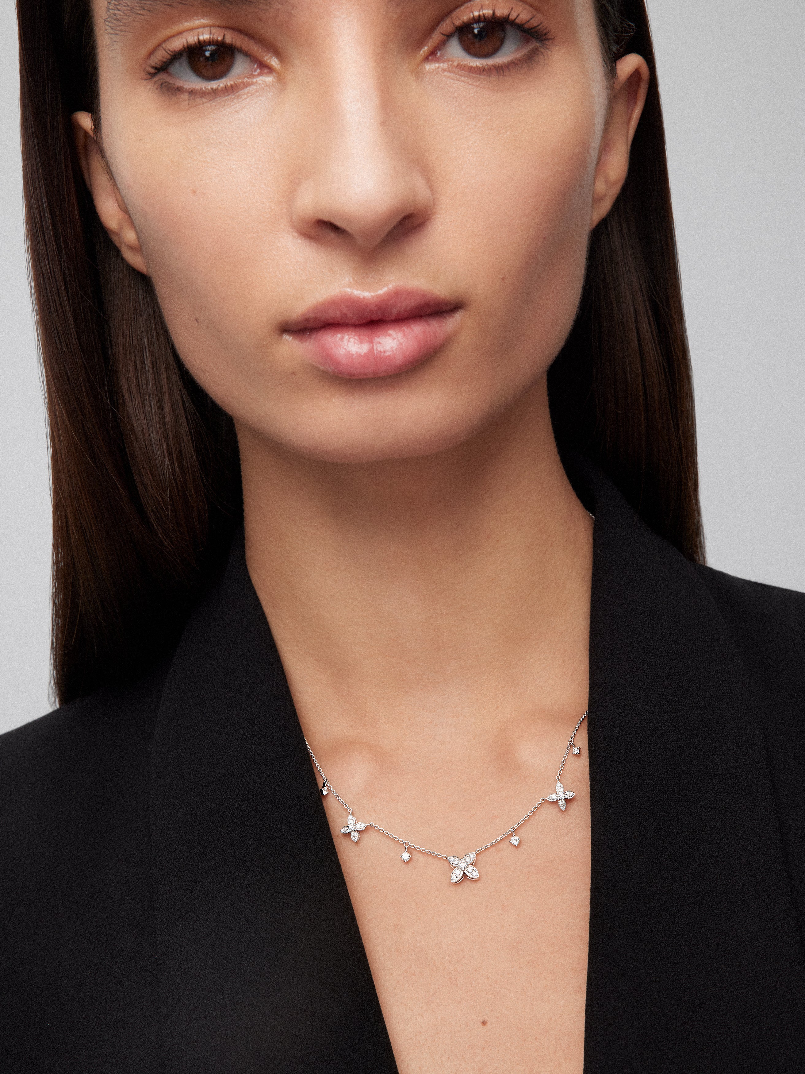 Colgante de oro blanco de 18K con diamantes blancos en talla brillante de 0,6 cts
