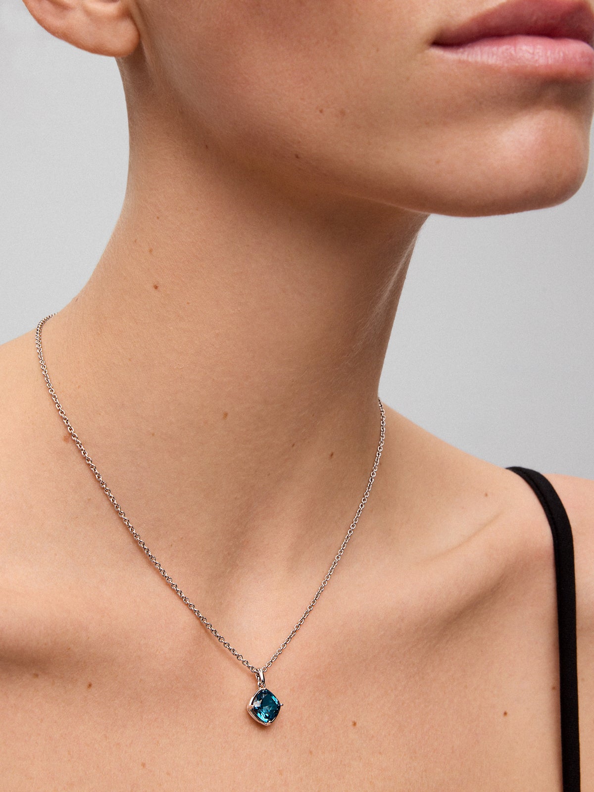 Colgante de plata 925 con topacio azul london en talla cushion