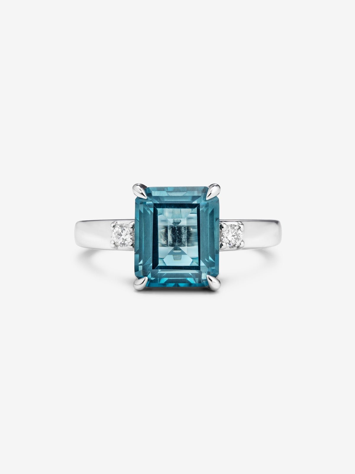 925 silver ring with emerald-cut London blue topaz of 3.74 cts and 2 brilliant-cut diamonds with a total of 0.09 cts