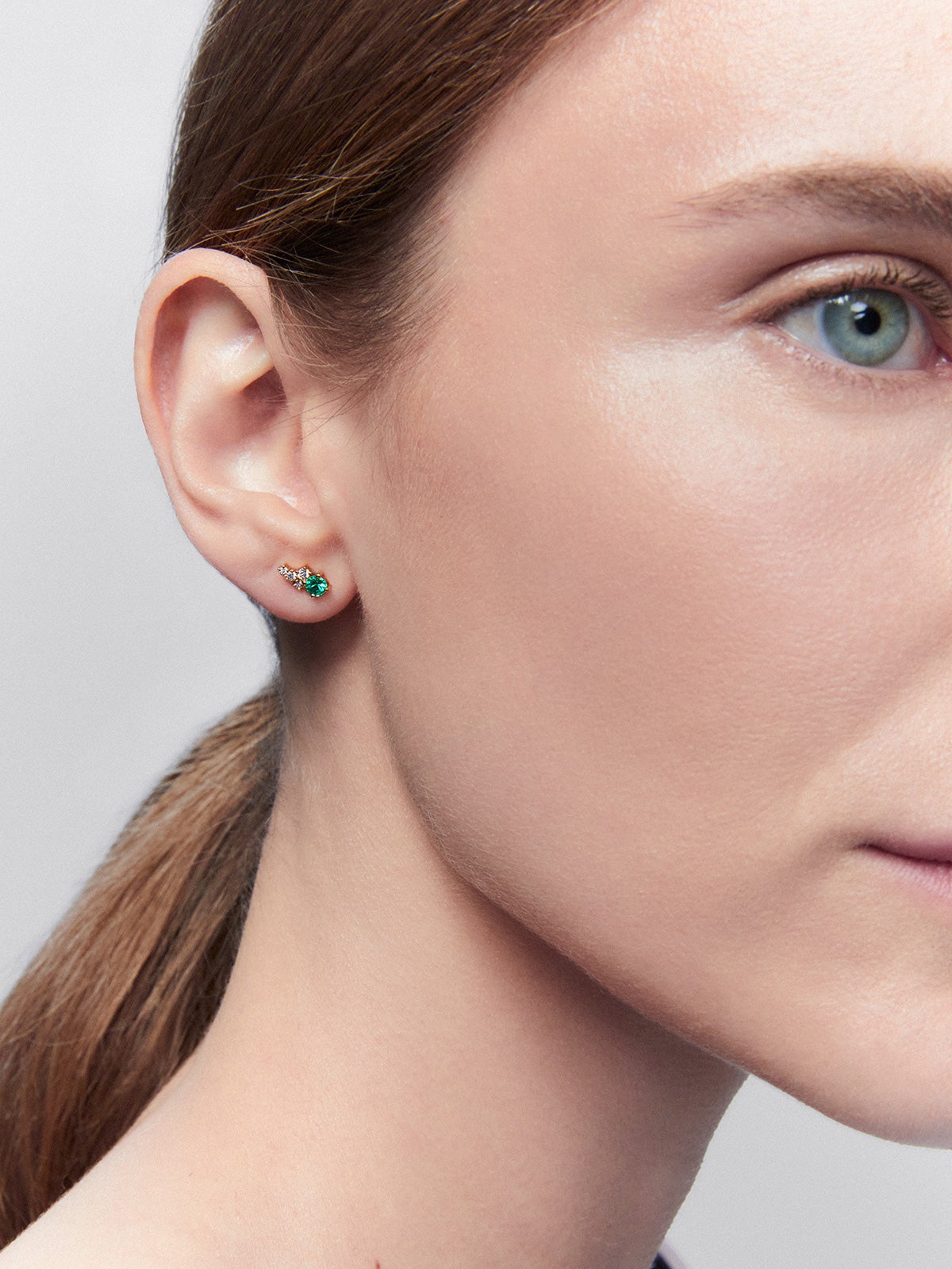 Right individual earring made of 18K yellow gold with emerald and diamonds.