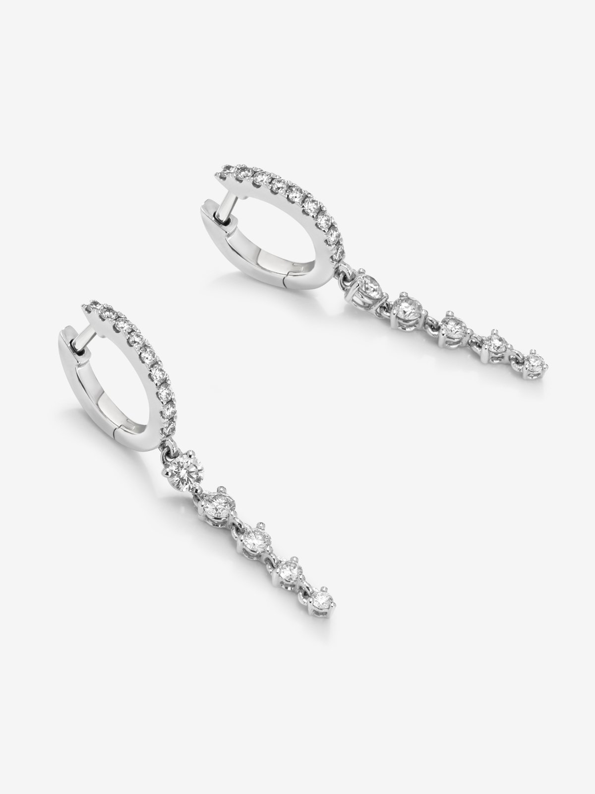Pendientes aro largo de oro blanco de 18K con diamantes